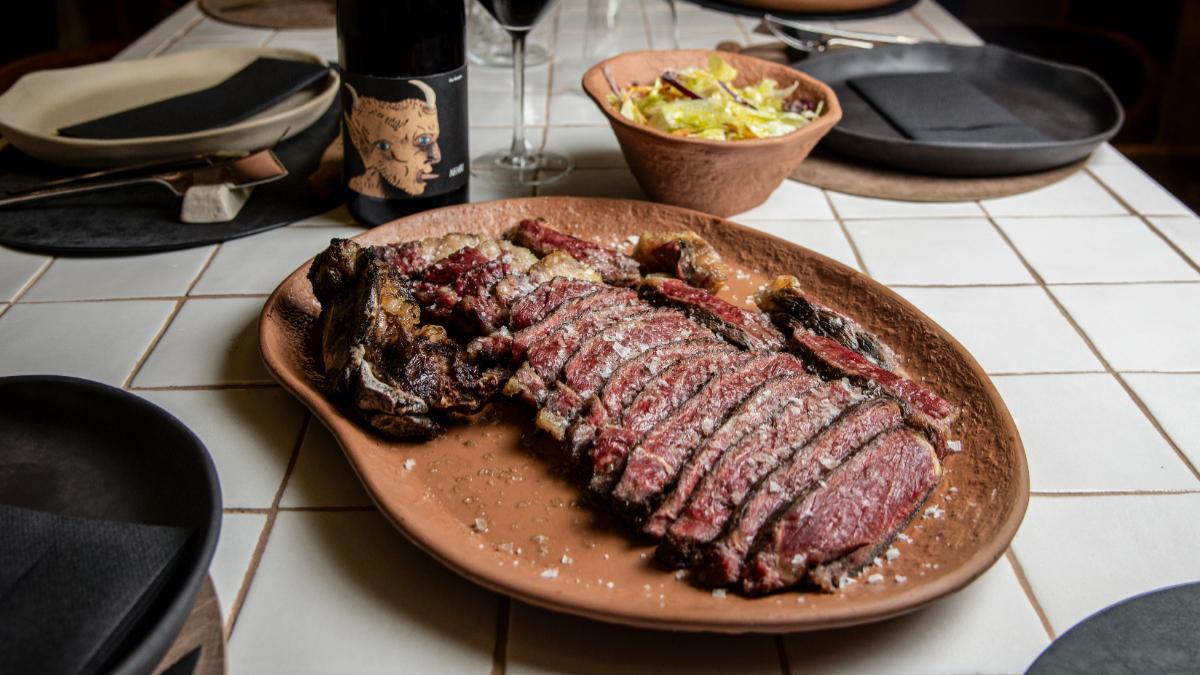 La carne es el corazón de MalaFlama, donde el cliente elige la pieza y la cocina al punto que prefiera.