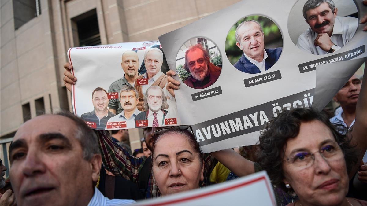 mbenach39488080 topshot   protesters hold pictures of cumhuriyet journalists170810110023