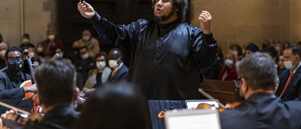 Gerardo Estrada, en uno de los conciertos con la orquesta.