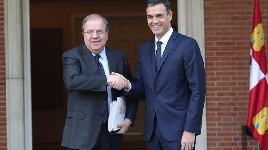 Pedro Sánchez, junto a Juan Vicente Herrera.