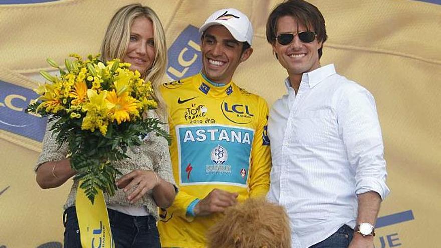 Contador, ayer, en el podio, con los actores Tom Cruise y Cameron Díaz.