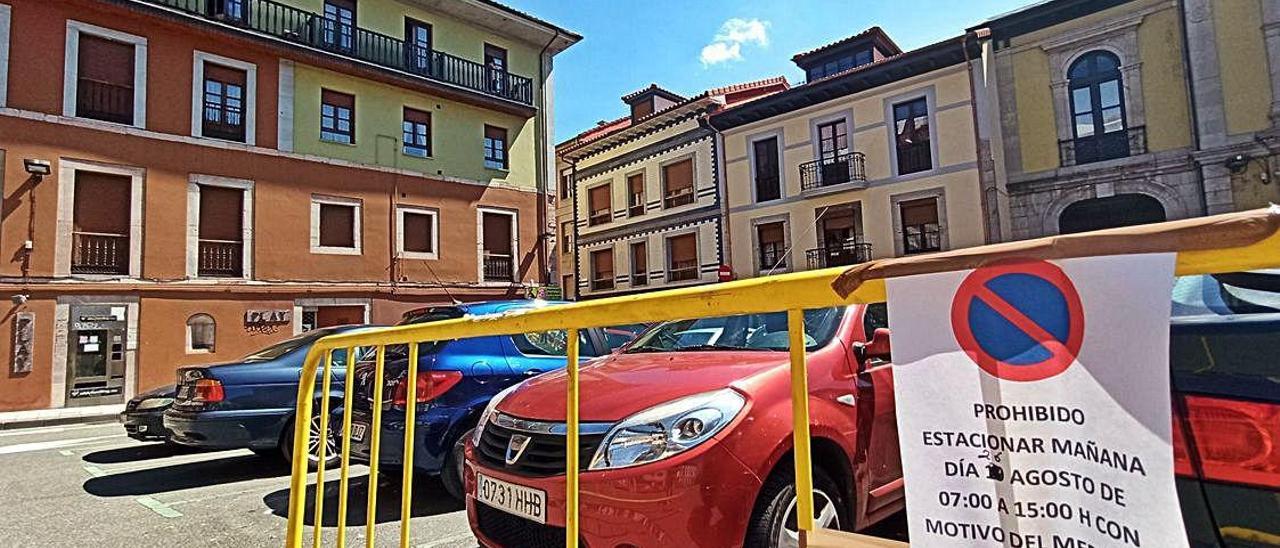 La plaza de La Blanca, ayer, ya balizada para evitar el estacionamiento de coches mañana por la mañana.