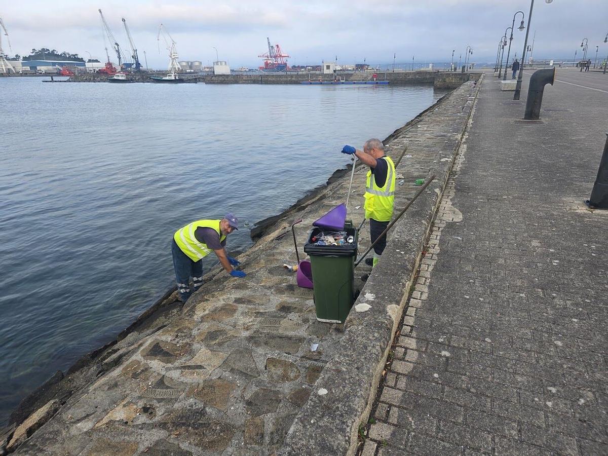 La Autoridad Portuaria se encarga finalmente de eliminar la basura acumulada en el Muelle de Pasajeros desde la Fiesta del Agua. La Autoridad Portuaria se encarga finalmente de eliminar la basura acumulada en el Muelle de Pasajeros desde la Fiesta del Agua.