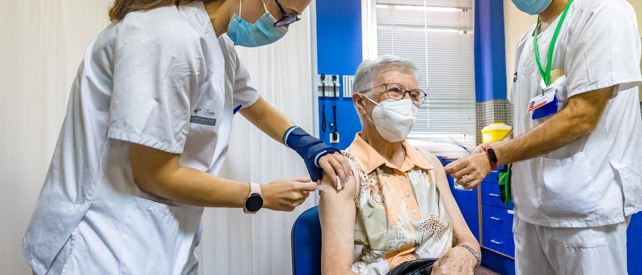 Una mujer recibe la doble vacuna de gripe y covid-19, al inicio de la actual campaña de vacunación.