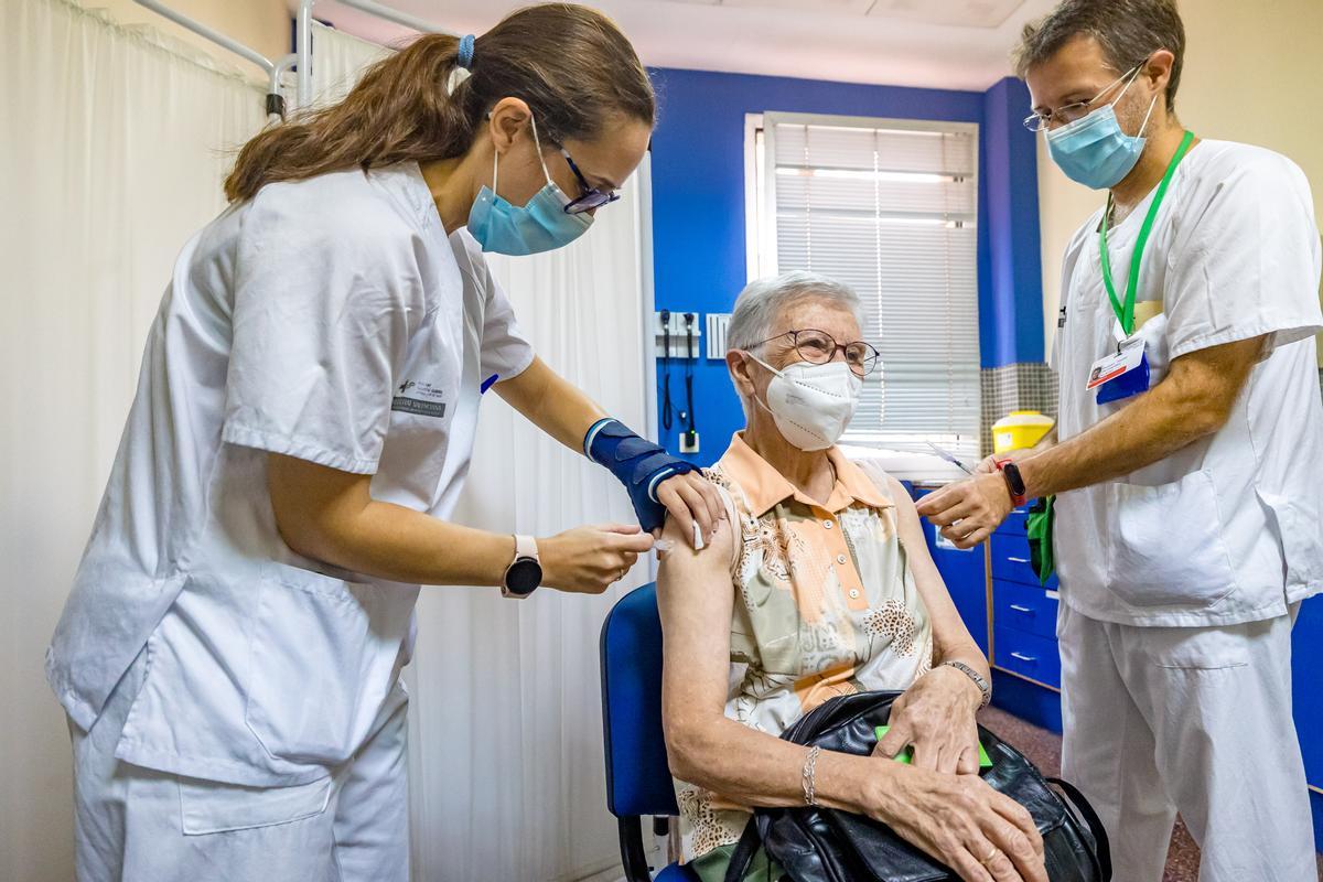 Una mujer recibe la doble vacuna de gripe y covid-19, al inicio de la actual campaña de vacunación.