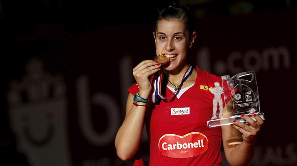 Carolina Marín imita la mossegada a la medalla del seu ídol Rafael Nadal, aquest diumenge, a Jakarta, després de guanyar el Mundial per segona vegada consecutiva.