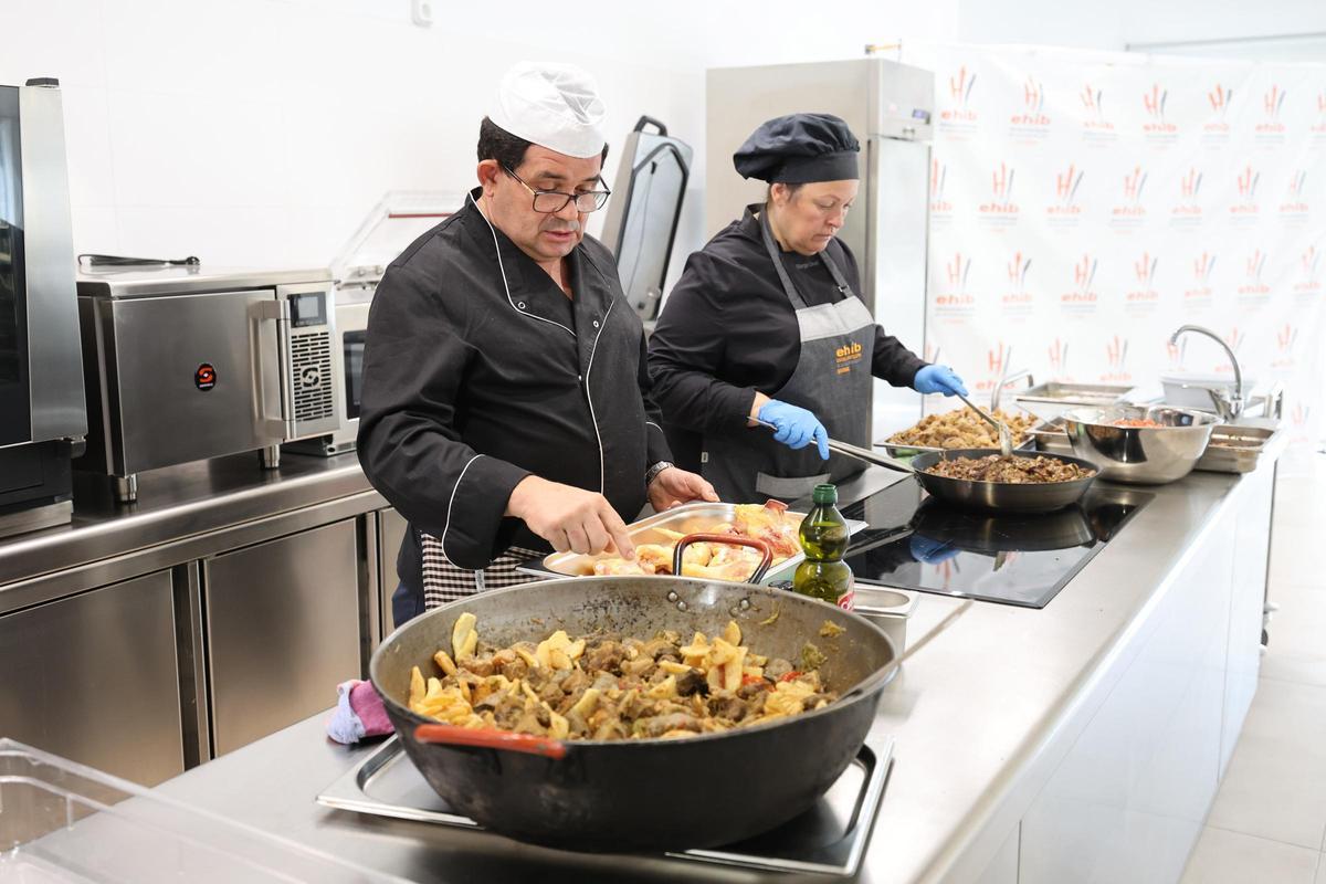 Jose Torres cocinando junto a una de las profesoras del centro