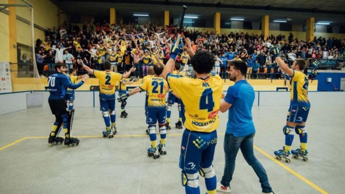 Una imatge dels jugadors de l’Olot celebrant amb l’afició. | NURI MARGUÍ