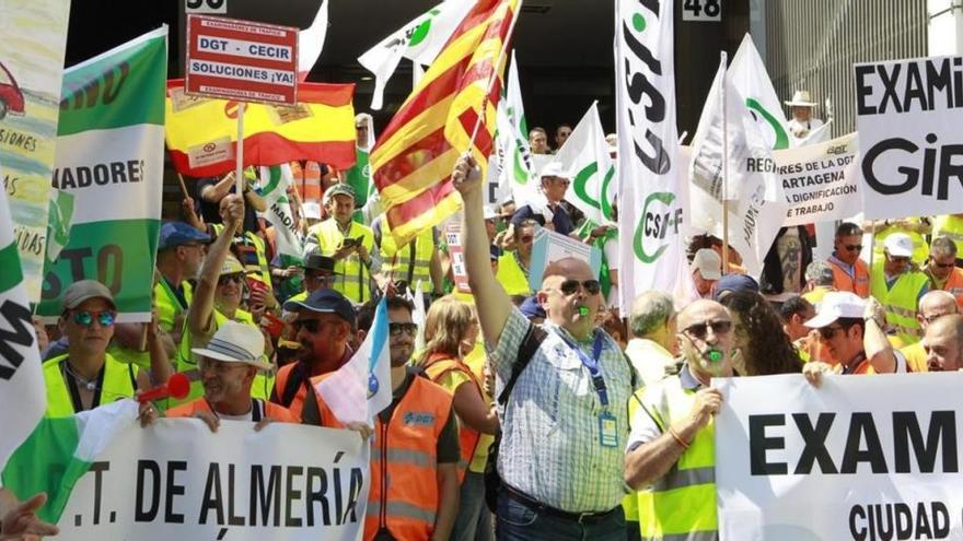 Tráfico acerca posturas con los examinadores para acabar con la huelga