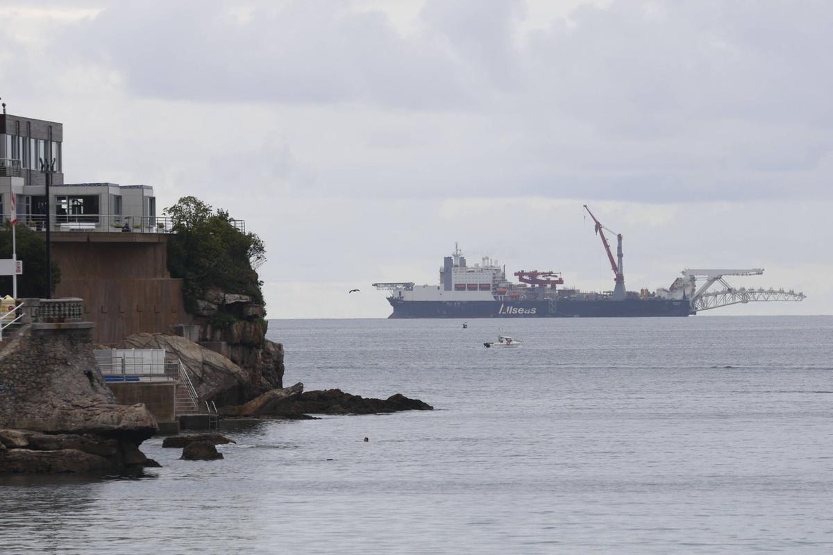 El buque SOLITAIRE pasando frente a la bahía de San Lorenzo.