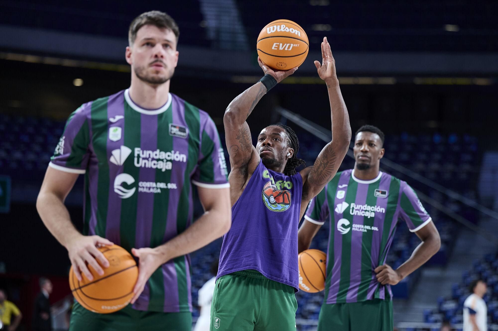 Llegada del Unicaja al Movistar Arena y calentamiento de los verdes
