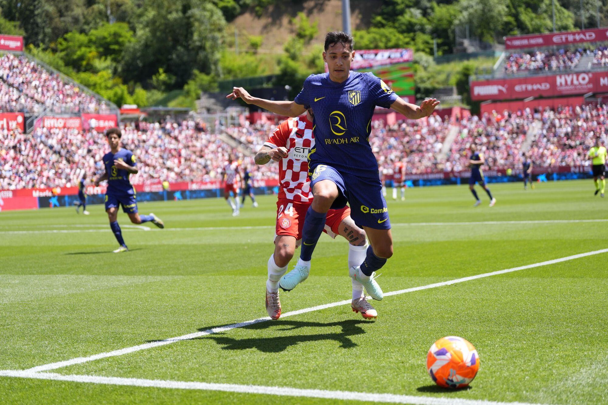 GIRONA, 25/05/2025.- El defensa del Atlético de Madrid, Nahuel Molina (d) con el balón ante el delantero del Girona, Cristian Portugués  durante el partido de Liga que Girona y Atlético de Madrid disputaran este domingo en el estadio municial de Moltilivi. EFE/ Siu Wu