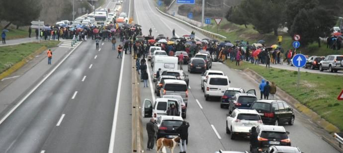 Més de 500 persones tallen la C-16 i la C-25