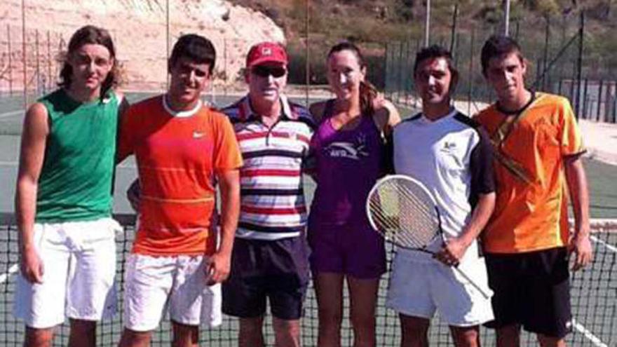 Jelena Jankovic, junto a su entrenador y los jóvenes de la escuela.