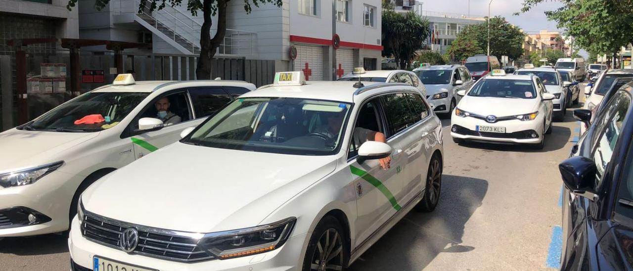 La caravana de taxistas de Sant Josep que protestó ayer frente a la sede del Consell. | D. I.