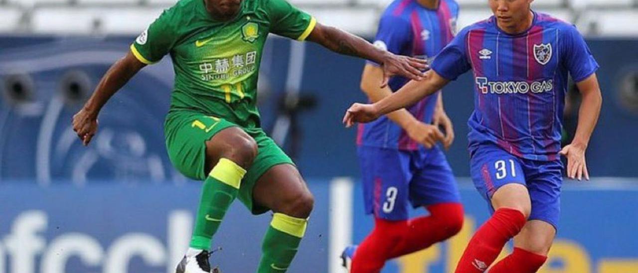 Fernando Lucas Martins, centrocampista brasileño de 29 años, pisa el balón en un lance de un partido de la Liga de Campeones de Asia con el Beijing Guoan, el pasado diciembre de 2020.  | | LP/DLP