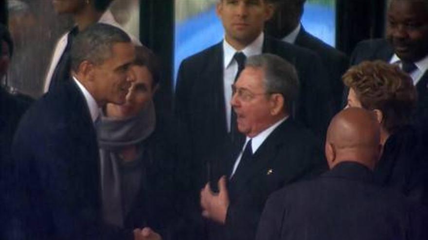 Obama y Raúl Castro se dan la mano en el funeral de Mandela