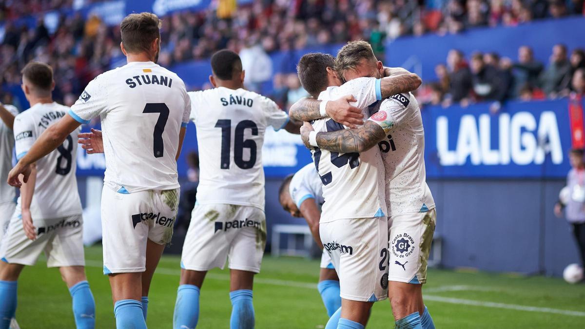 Eric García felicita a Aleix García después de que este anotara el 2-4 a Osasuna en Pamplona.