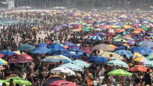 La playa de Ipanema en Río de Janeiro repleta a pesar de la pandemia de coronavirus.