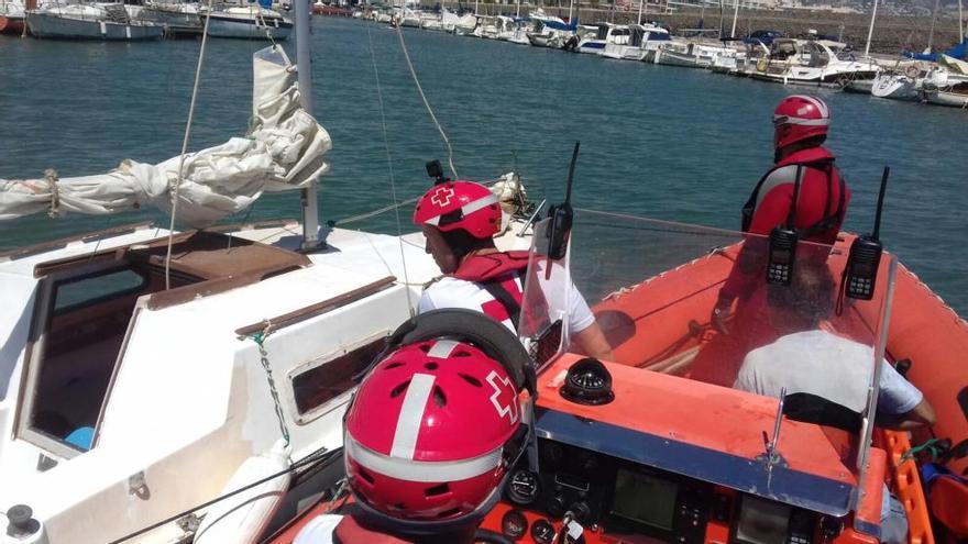 Tres personas rescatadas tras encallar su velero en la cala del Metge, en El Albir