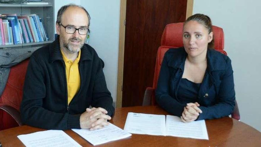 Odilo Barreiro y Marta Freire, tras recibir la estimación a la alegación del Concello. // Gonzalo Núñez