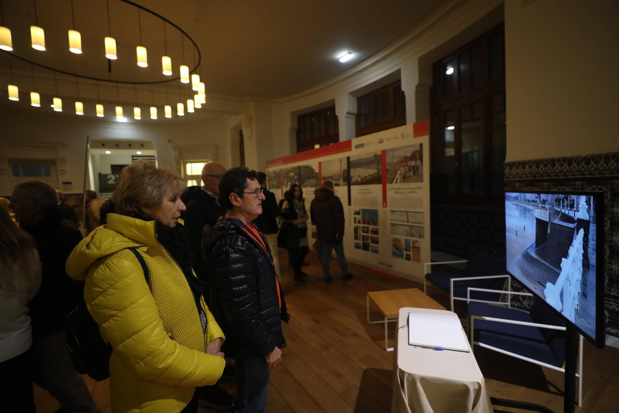Visitantes en la exposición "Guardianes del tiempo" organizada por LA NUEVA ESPAÑA