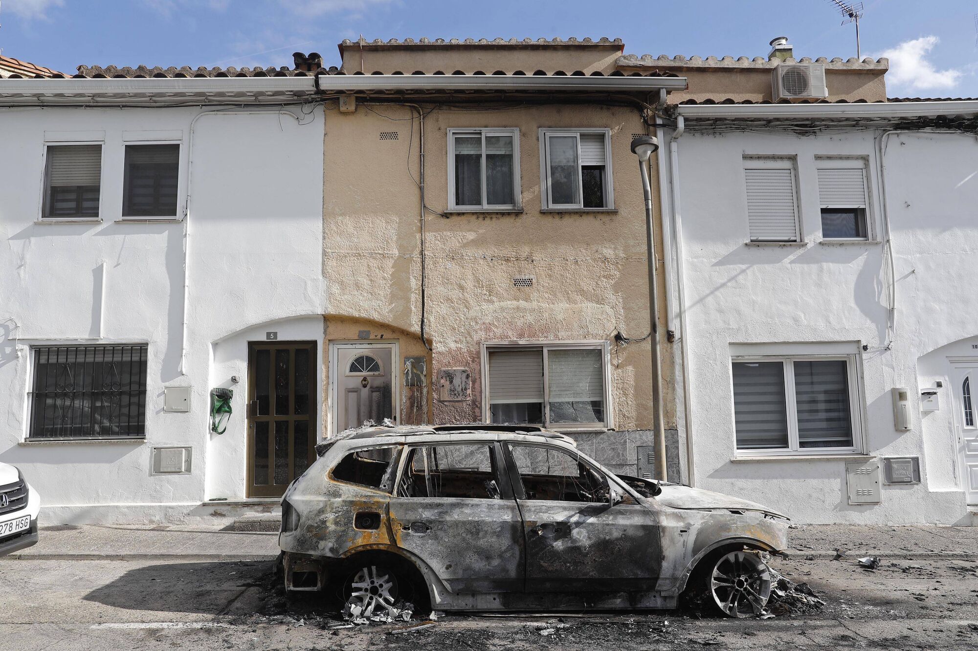 Girona. Carrer del Pou 7. Incendi cotxe cremat.