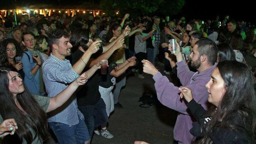 Los asistentes se entregaron al ritmo de la música tradicional. // Bernabé/ Juan Carlos Asorey