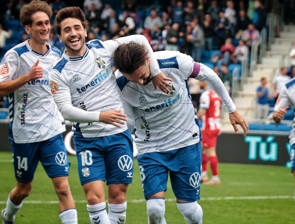 Nacho Gil abraza a Enric tras su gol ante el Lugo.