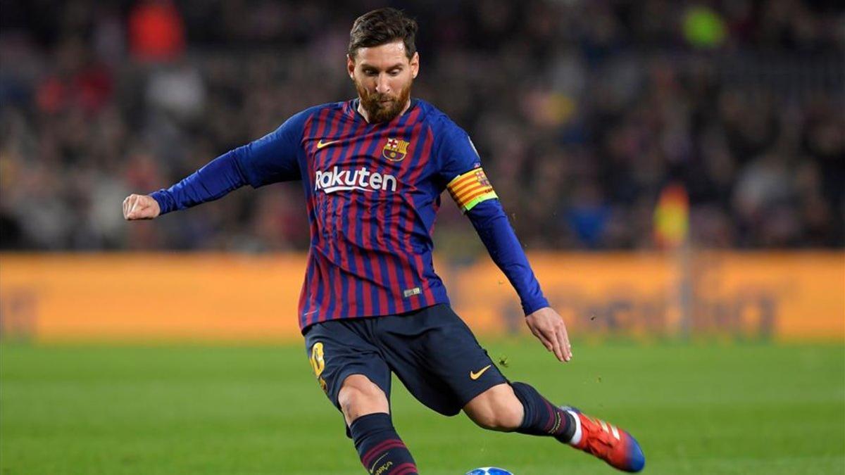 Messi tirando una falta en la Champions League