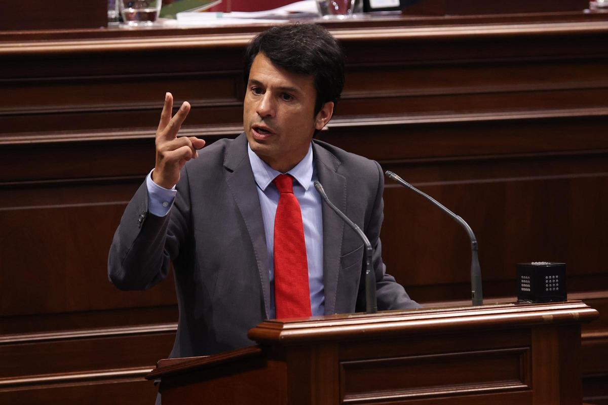 Marcos Bergaz (PSOE) en el Parlamento de Canarias.