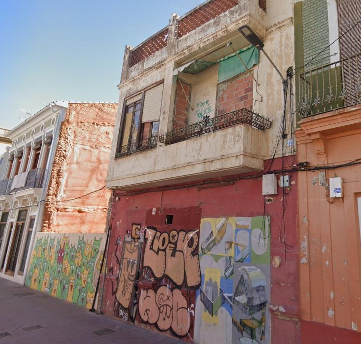 Inmueble a subasta en el 22 de la calle de los Ángeles, lo que fue zona cero de los deribos en el Cabanyal