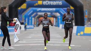 Florence Kiplagat entra vencedora por cuarta vez consecutiva en el medio maratón de Barcelona.