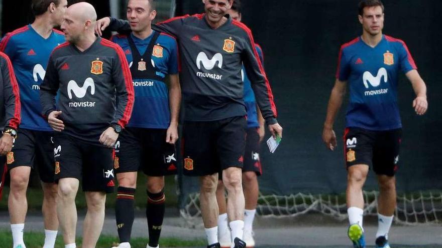 Fernando Hierro bromea con Iago Aspas, ayer, al iniciarse el entrenamiento en Krasnodar. // Javier Etxezarreta