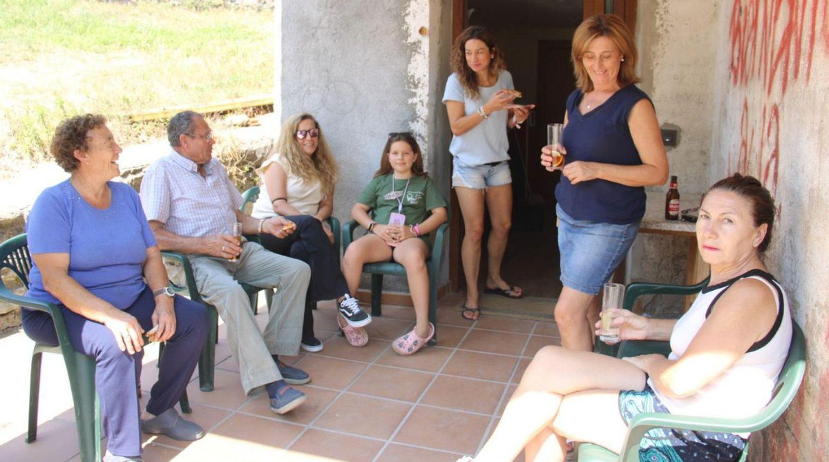 Vecinos y veraneantes en San Ciprián de Sanabria | ARACELI SAAVEDRA
