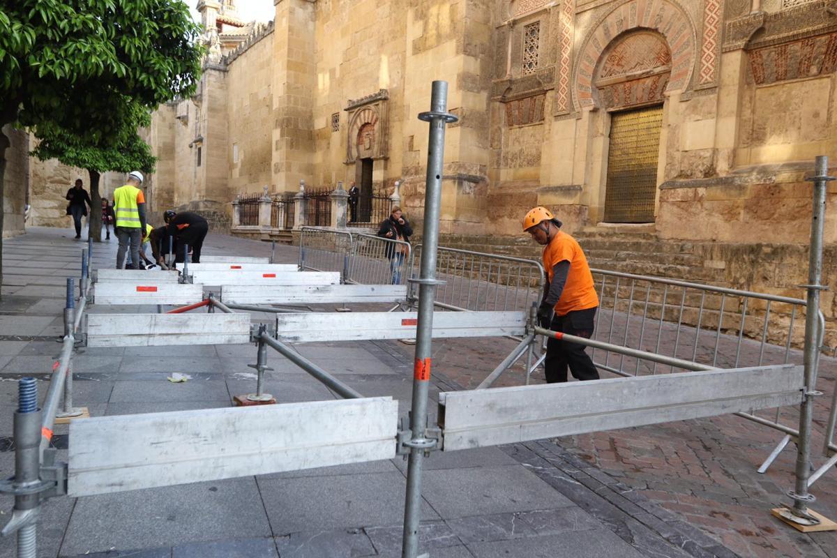 Comienza el montaje de los palcos de la carrera oficial de Semana Santa en Córdoba