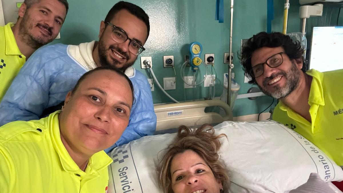 La madre y su bebé Carmen junto a los sanitarios tras nacer su hijo en una ambulancia entre Agaete y Las Palmas de Gran Canaria