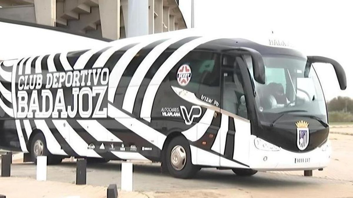 El autocar del Badajoz, en las inmediaciones del Nuevo Vivero