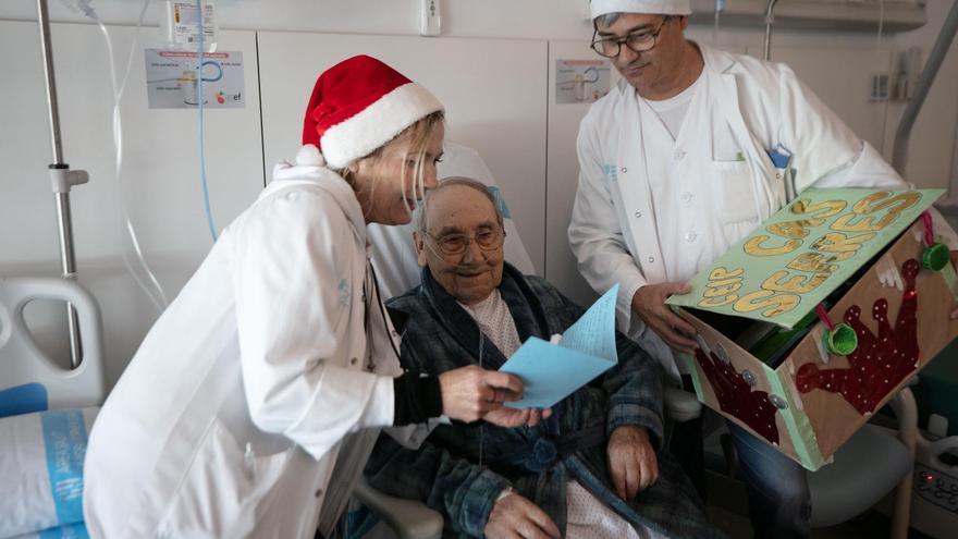 Las postales navideñas de los alumnos de Cas Serres llegan un año más al hospital Can Misses