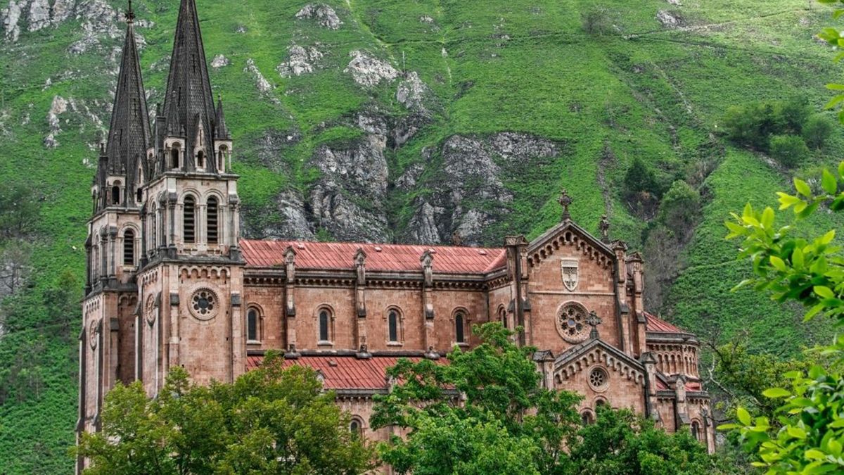 Covadonga, reconocida como Lugar Mágico de España, combina paisaje, historia y espiritualidad en un entorno único