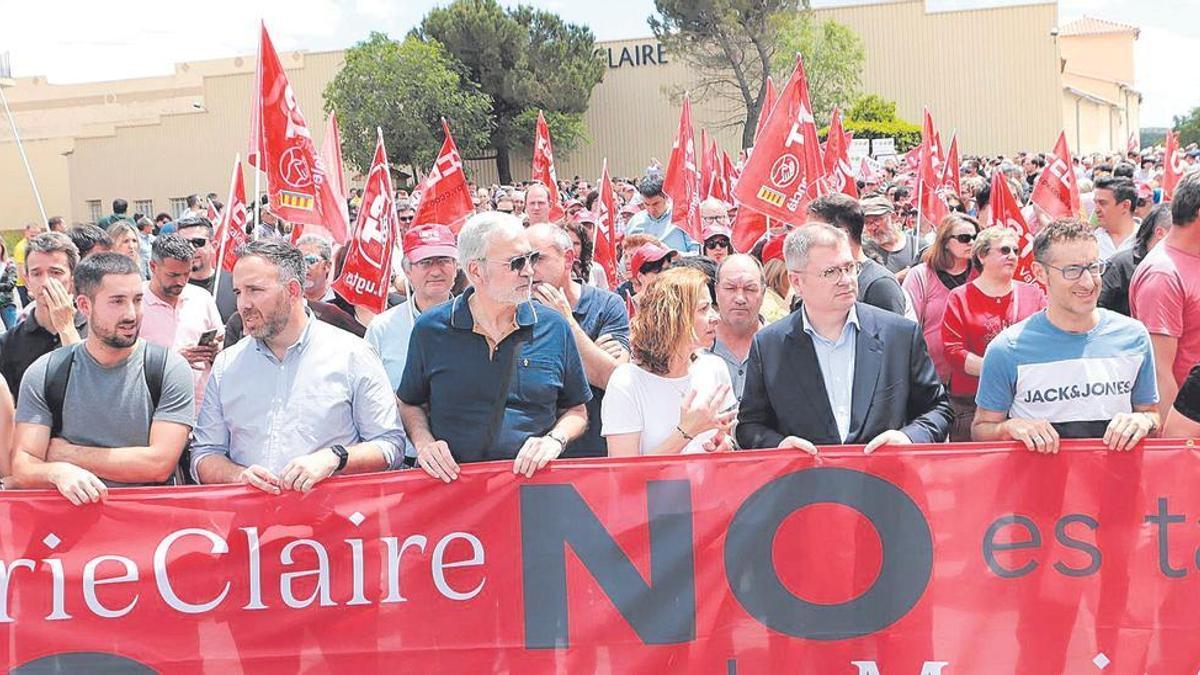 Cabecera de la manifestación que el pasado mes de junio recorrió las calles de Vilafranca por la continuidad de la empresa.