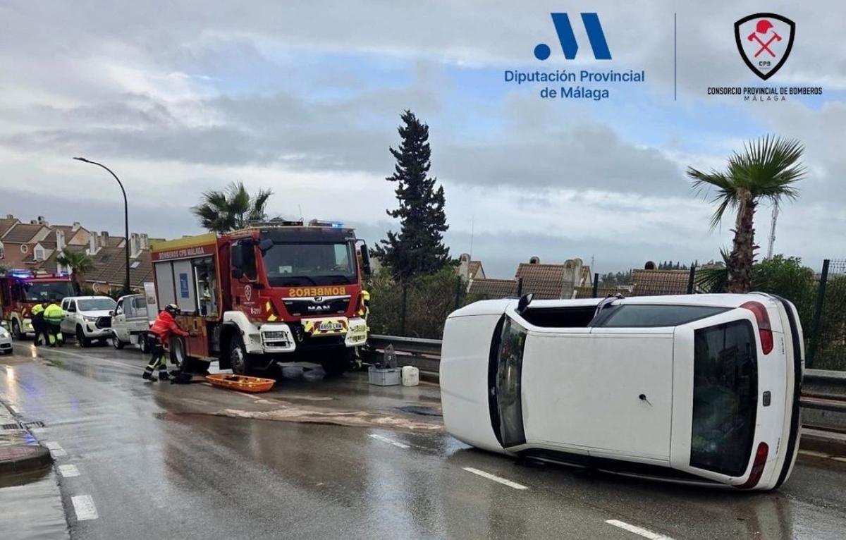 Efectivos del CPB extraen a un herido de un coche volcado tras salirse de la vía en Rincón de la Victoria (Málaga)