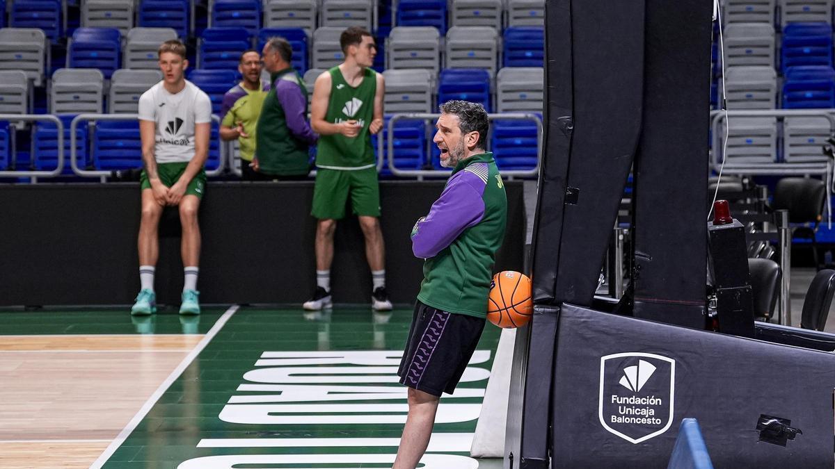 Ibon Navarro mira el entrenamiento del equipo previo al partido contra el ALBA.