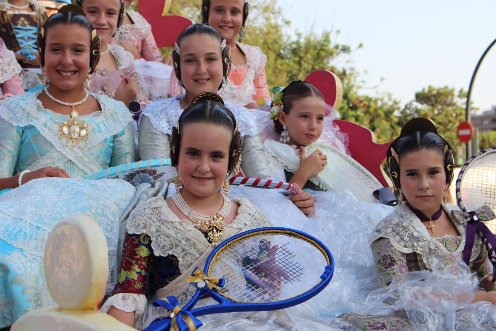 Tres generaciones de falleras en la Batalla de Flores