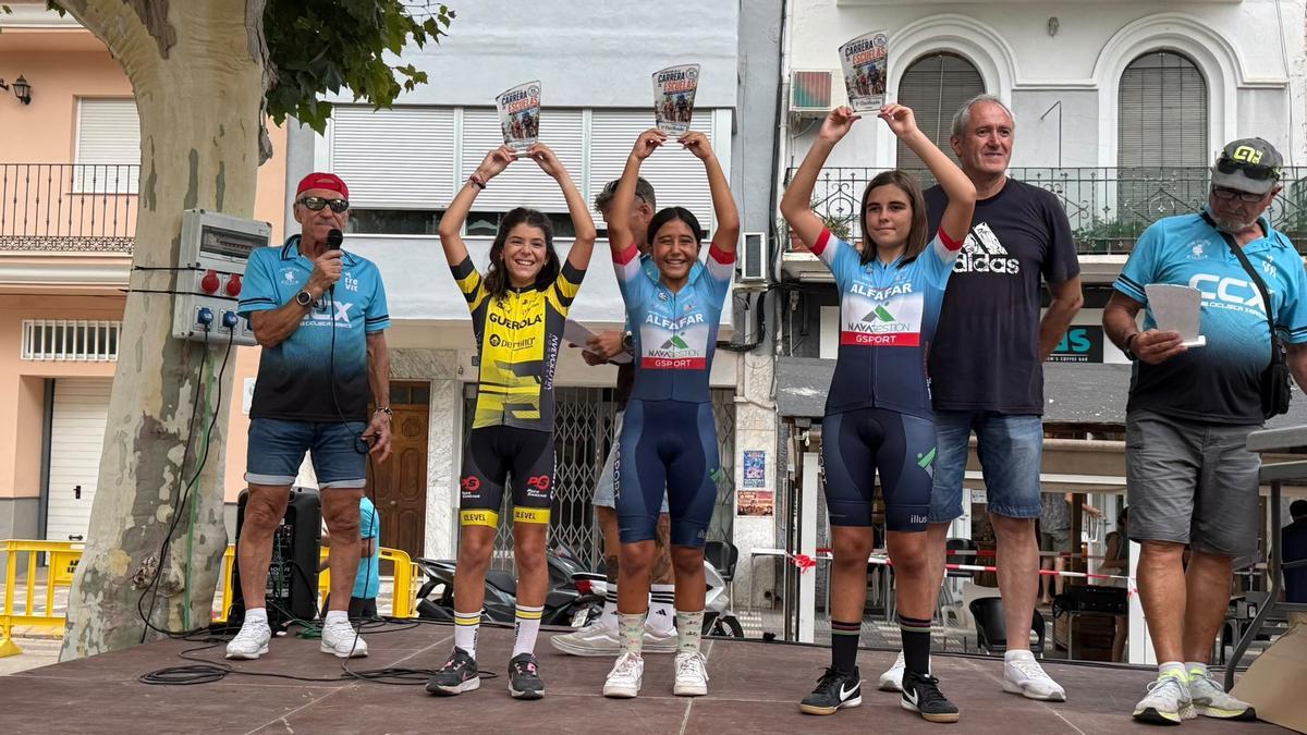Vera Mollá, de la Escola de Ciclisme d'Ontinyent, en el segundo puesto del podio en la Carrera de Xeraco.