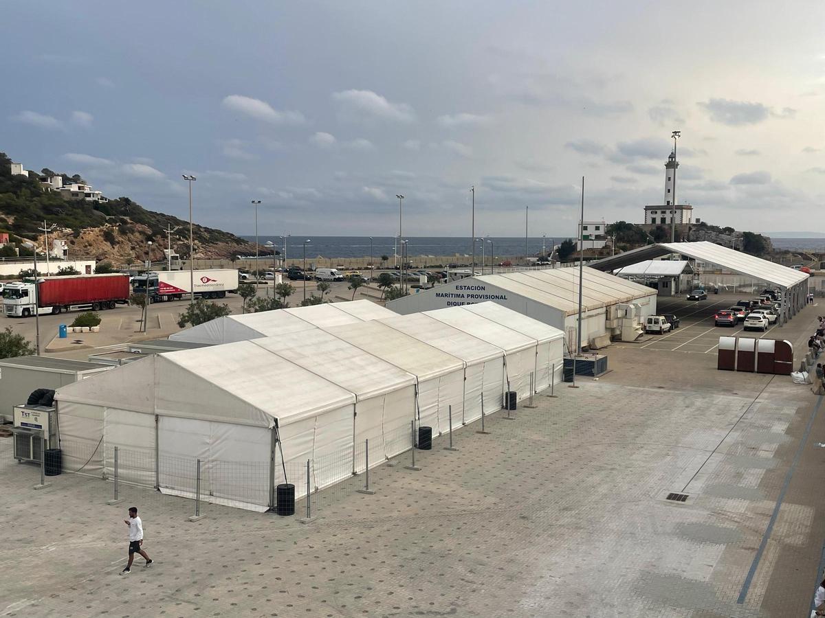 Nuevas carpas para recibir a migrantes que llegan en patera en el puerto de Ibiza.