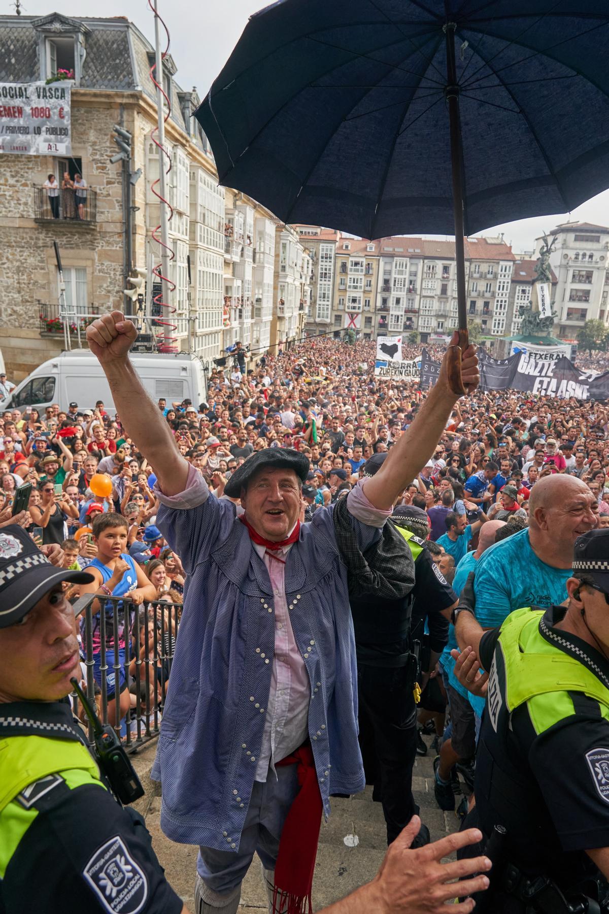 La bajada de Celedón da inicio a las fiestas de Vitoria