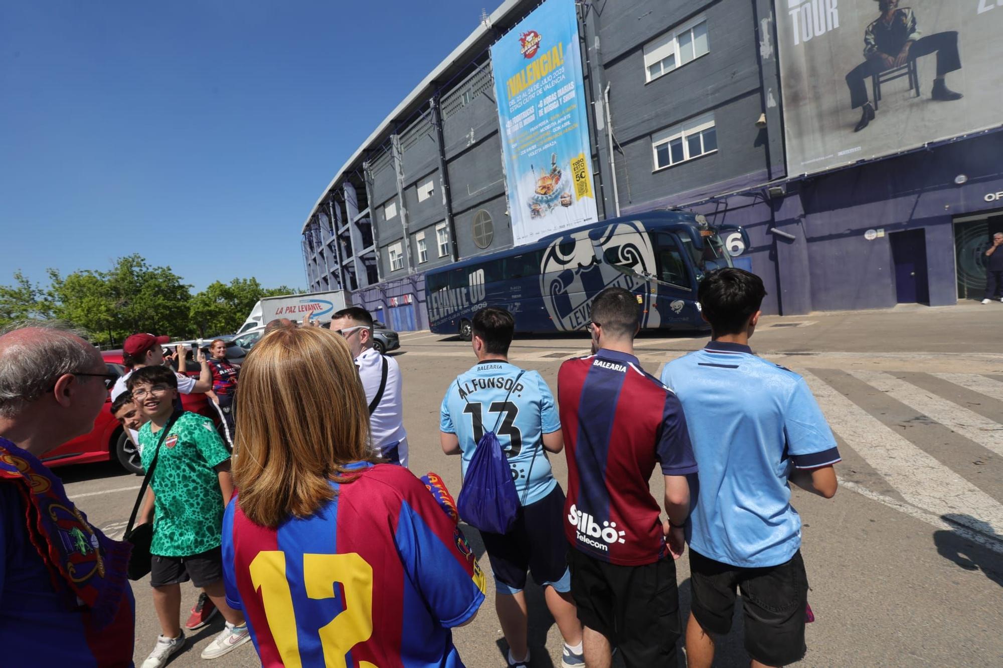 Algunos aficionados desean suerte al Levante UD antes de viajar a Buegos