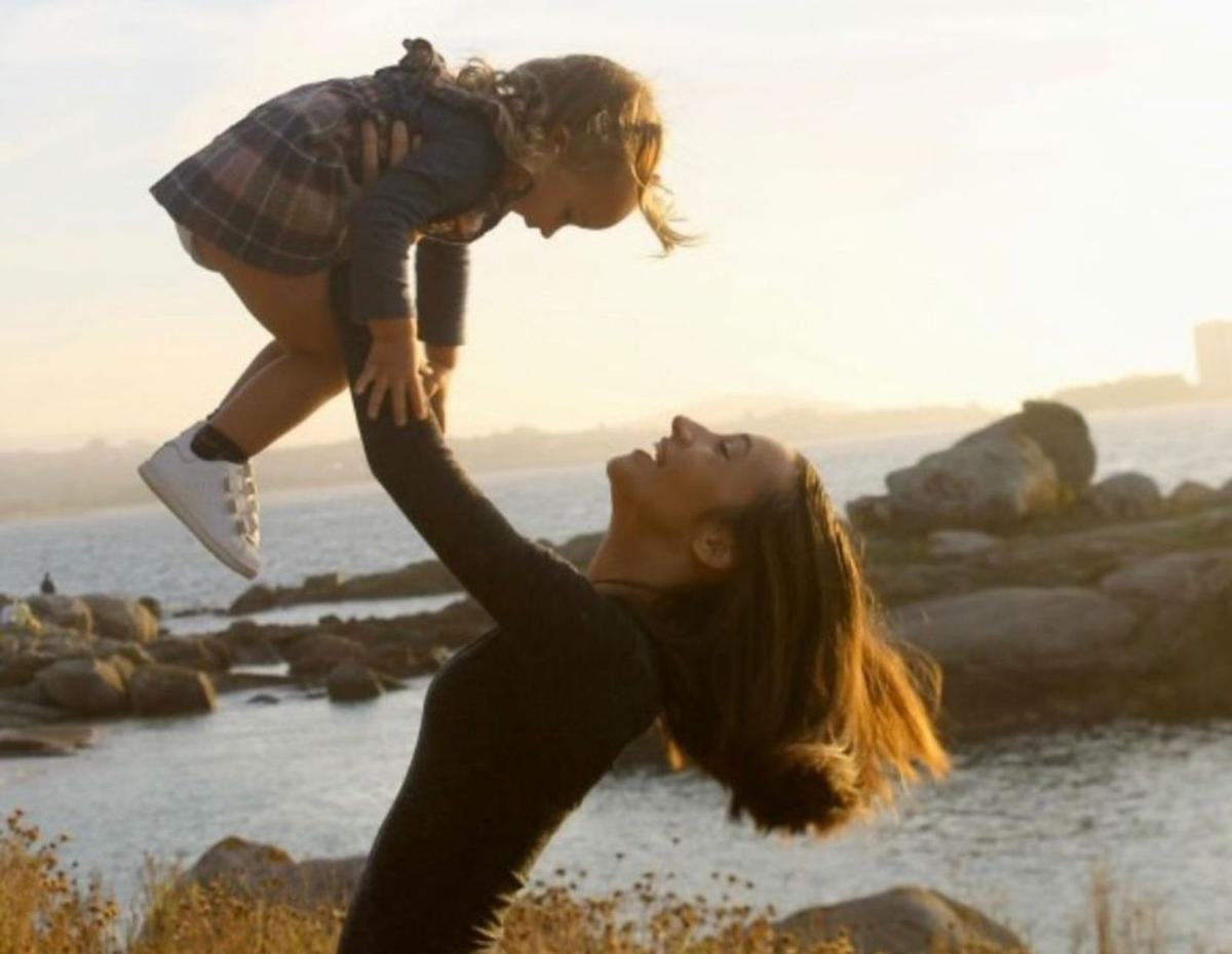 Marta Lage, con su hija en brazos. |  L. O.