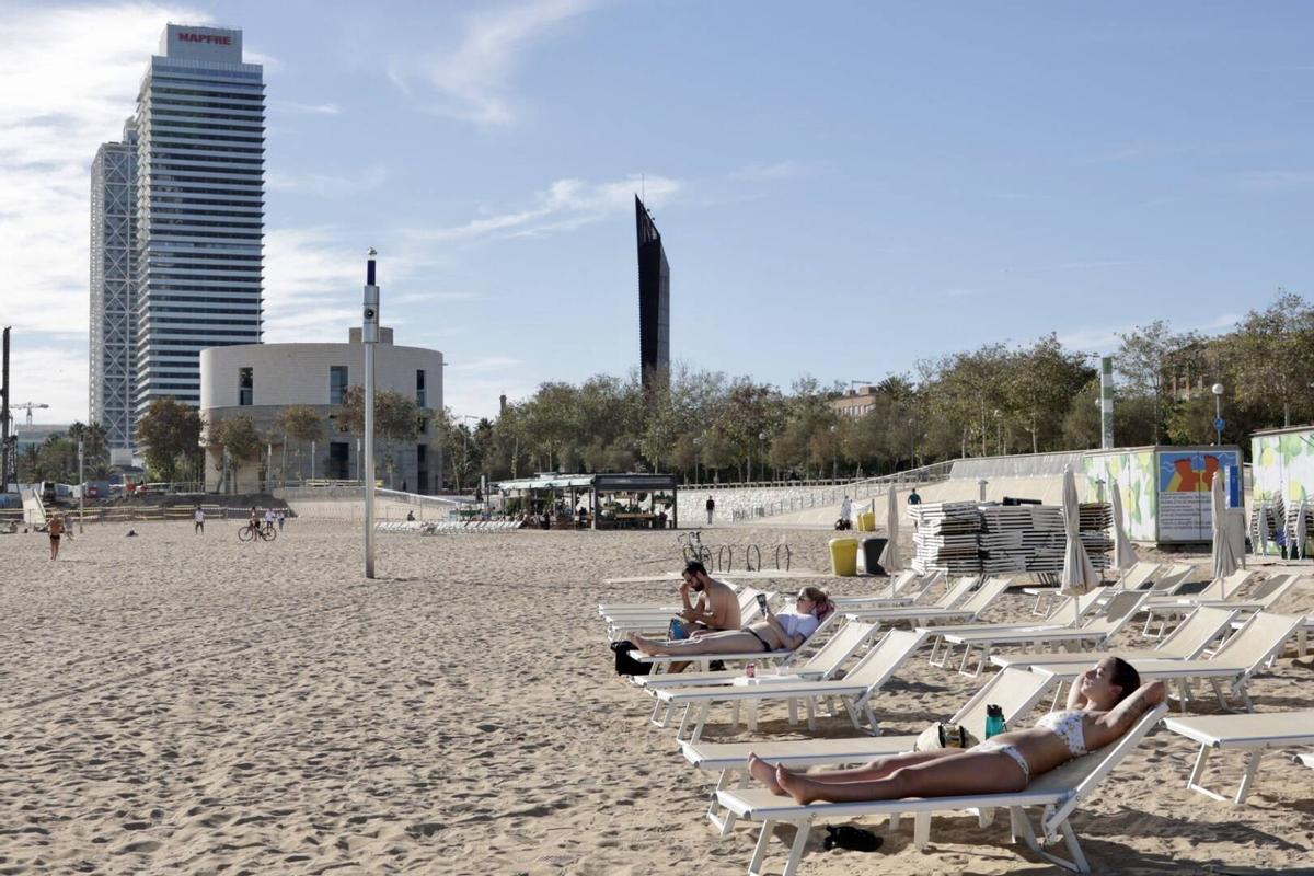 Barceloneses acuden a la playa por las altas temperaturas de noviembre